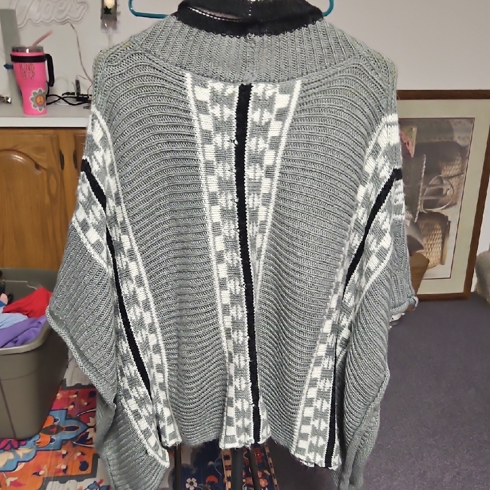 Chic Gray Patterned Women's Poncho - image 4